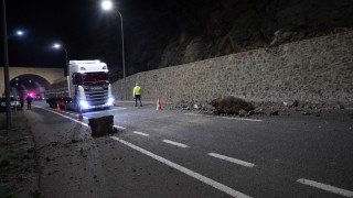 Gümüşhanede meydana gelen heyelanda dev kayalar yola savruldu