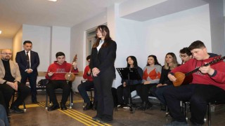 Güzel Sanatlar Lisesi öğrencileri, polisler için söyledi