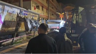 Hakkaride fırtına ağaçları devirdi, çatıları uçurdu, araçlar zarar gördü