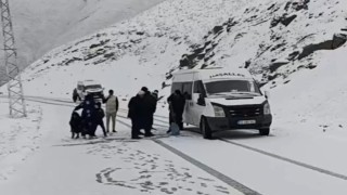 Hakkaride iki minibüs karla kaplı yolda mahsur kaldı