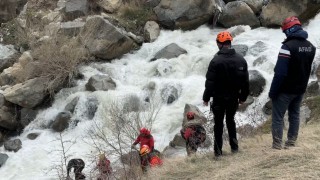 Hakkaride kayıp kadını arama çalışmaları devam ediyor