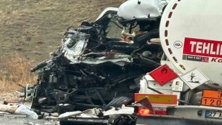Hakkaride otobüsle tanker çarpıştı: 8 yaralı