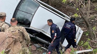 Hakkaride otomobil şarampole yuvarlandı: 4 yaralı