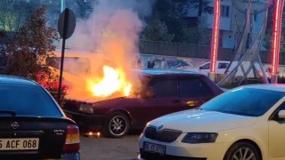 Hakkaride park halindeki otomobil yandı