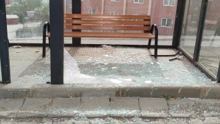 Hakkaride park ve duraklara zarar verildi