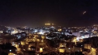 Hakkaride şiddetli rüzgar çatıyı uçurdu: O anlar kamerada