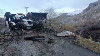 Hakkaride yola düşen kayalar temizlendi