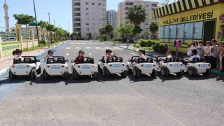 Haliliyede minikler hem sürücü oldu hem kuralları öğrendi