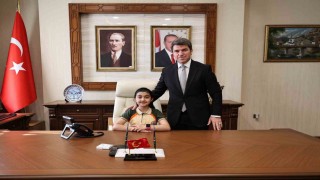 Halk gününde istemişti, Amasyalı Afra vali koltuğunda