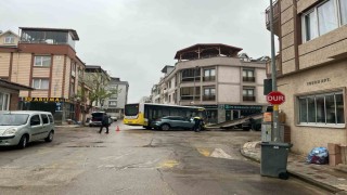 Halk otobüsü ile ot otomobil çarpıştı: 3 yaralı