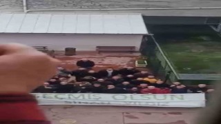 Hastanede tedavi gören arkadaşları için toplanıp pankart açtılar