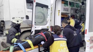 Hastayı hastaneye yetiştirmeye çalışan ambulans otomobille çarpıştı: 2 yaralı