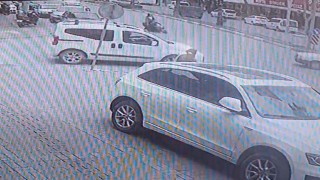 Hatalı dönüş yapan otomobil, motosikletli kadına kaza yaptırdı