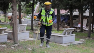 Hatay Büyükşehir Belediyesi’nden Mezarlıklarda Kapsamlı Temizlik ve Bakım Çalışması
