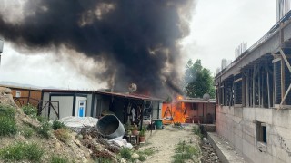 Hatay'da Konteyner Yangınına Yerinde Çözüm Ekibi Müdahale Etti