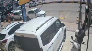 Hataydaki ölümlü kazada 2 kadının metrelerce havaya uçtuğu anlar kamerada