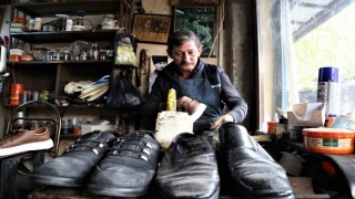 Hayatını ayakkabı tamir ederek kazandı
