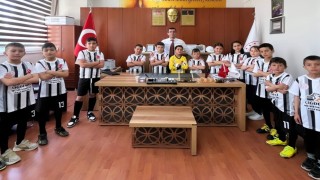 Hayırsever işadamı okul futbol takımını sevindirdi