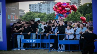 Her şey ön sırayı kapmak için: Maraton koşar gibi konsere koştular