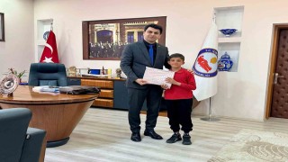 Hisarcık Kaymakamı Bahar, yarışmada il birincisi olan öğrenciyi ödüllendirdi