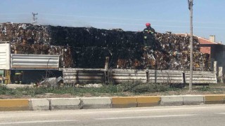 Hurda ve kağıt taşıyan tırın dorsesinde yangın