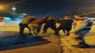 Husumetli aileler karakol çıkışı tekme tokat birbirine girdi: 1 ağır yaralı