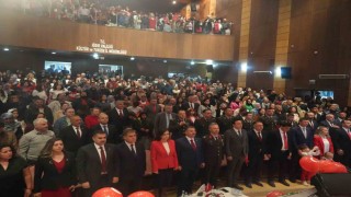 Iğdırda yağışa rağmen aileler çocukları ile 23 Nisan kutlama programına akın etti
