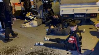 İki motosiklet kafa kafaya çarpıştı, 3 kişi yaralandı: Kaza anı kamerada
