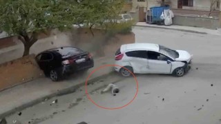 İki otomobil çarpıştı, küçük çocuk camdan fırladı: O anlar kamerada