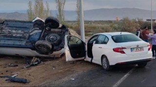 İki otomobil kafa kafaya çarpıştı: 3 yaralı