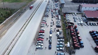 İkinci el oto pazarındaki araçlara bakan çok, alan yok