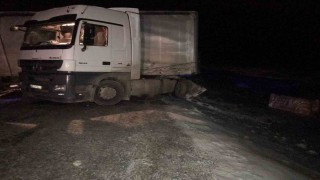 Ilgar Dağında buzlanmadan kayan tır, yolu kapattı