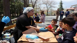 İlk hamburgerlerini liseli ablalarının ellerinden yediler