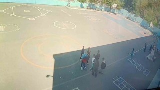 İlkokul öğrencisinin heimlich manevrasıyla kurtarıldığı anlar güvenlik kamerasında