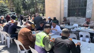 İmaret Camiinde yüzlerce yıllık yemek dağıtım geleneği yaşatılıyor