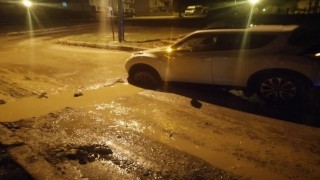 İnşaatta kazı çalışmasında oluşan çukura 2 otomobil düştü, 2 çocuk yaralandı