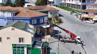 İş yerini kirletiyor gerekçesiyle leylek yuvasını kaldırtan esnafa tutanak tutuldu