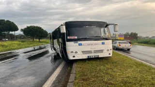 İşçi taşıyan servis aracı orta refüje çıktı