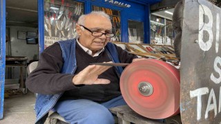 İşini severek yapan 81 yaşındaki Erhan amca mesleğini bir türlü bırakamıyor