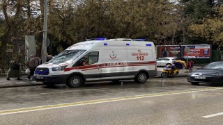 Islak zeminde kayarak yere düşen kurye yaralandı