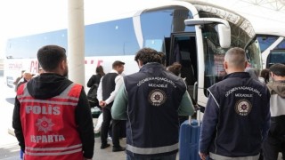 Ispartada yakalanan 9 göçmen sınır dışı edildi