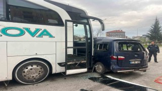 Ispartada yolcu otobüsüyle hafif ticari araç çarpıştı: 1 ölü, 2 yaralı