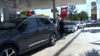 İstanbulda deprem nedeniyle eve giremeyen vatandaşlar akaryakıt istasyonlarına akın etti