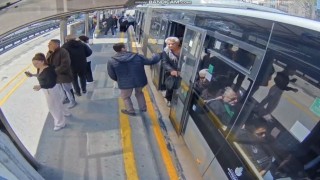 İstanbulda metrobüste deprem anı: Araç beşik gibi sallandı