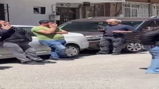 İstanbuldaki deprem anında çayını alarak kaçan vatandaş kamerada