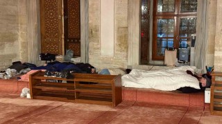 İstanbullular depremin ardından geceyi parklara kurdukları çadırlarda geçiriyor