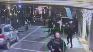 İstanbulun göbeğinde gece kulübü önünde silahlı çatışma kamerada: 1 ölü, 1 yaralı