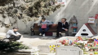 İtalyan şefin oğlu Mattia Ahmet Minguzzinin mezarını anneannesi ziyaret etti