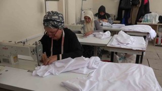 İyiderede Halk Eğitim Merkezi kursiyerlerinden çocuklara 23 Nisan sürprizi