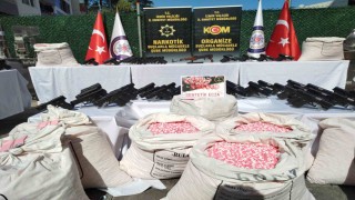 İzmir polisinden 4 gün süren dev operasyon: 1 milyondan fazla uyuşturucu hap ve 437 adet tabanca ele geçirildi